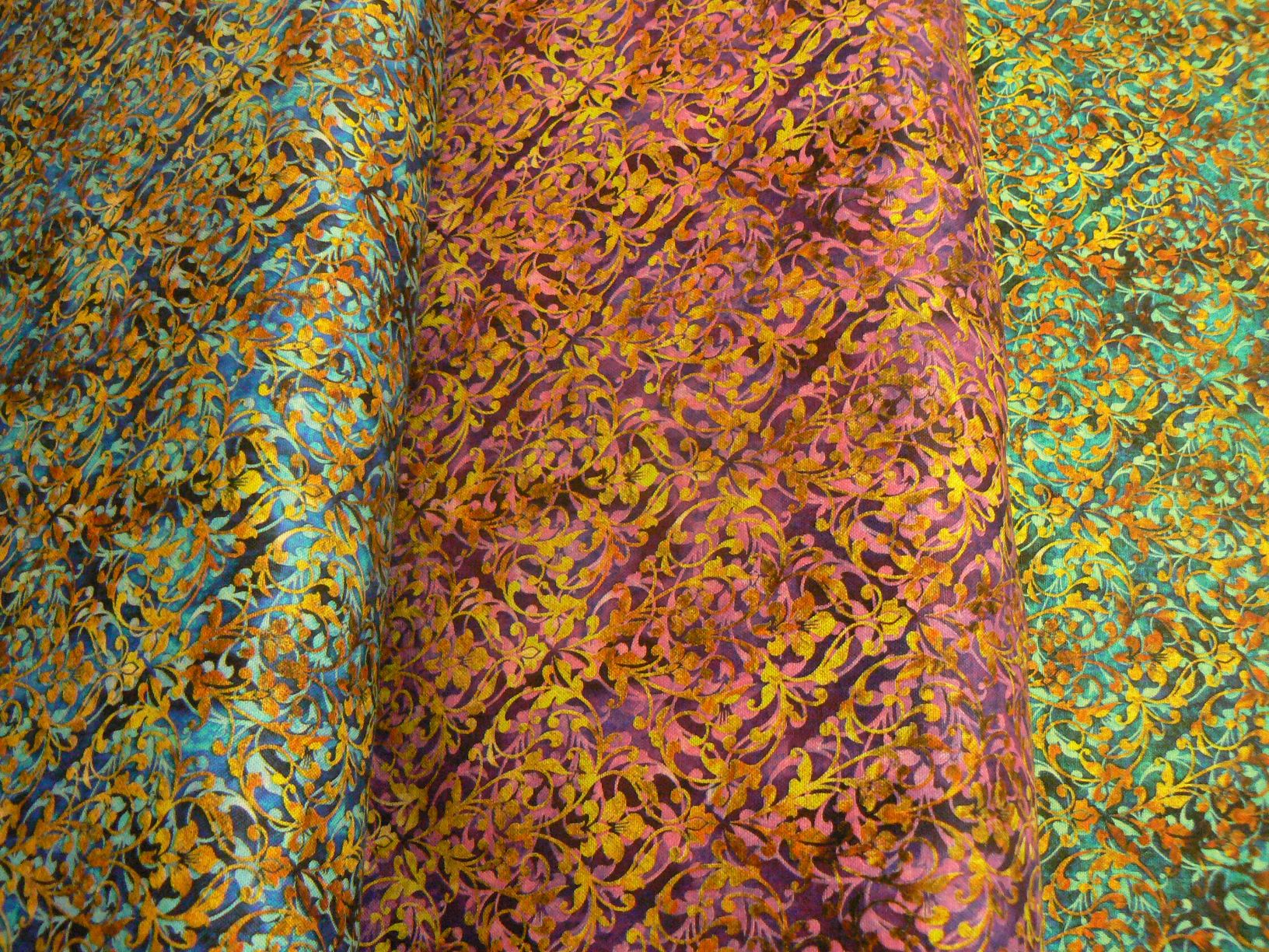 Zlatý ornament na modrém mramoru