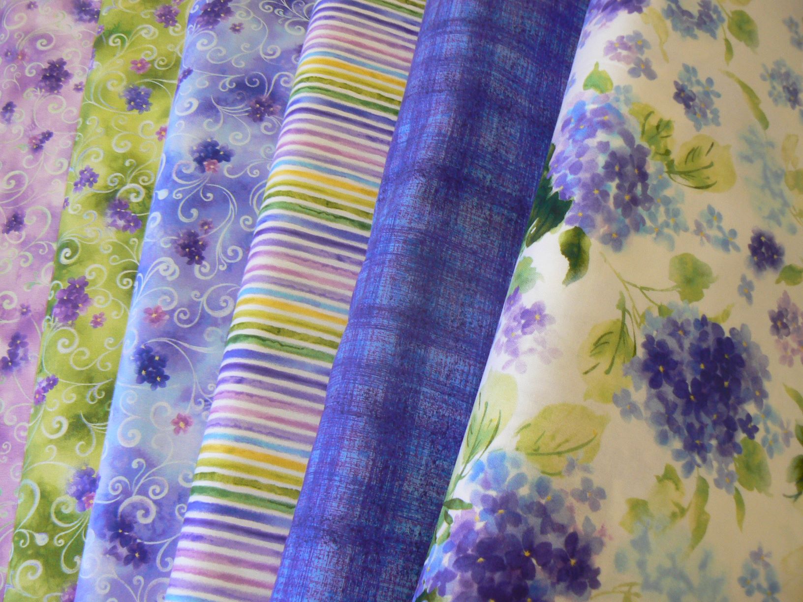 Modrofialový čárovaný vzor