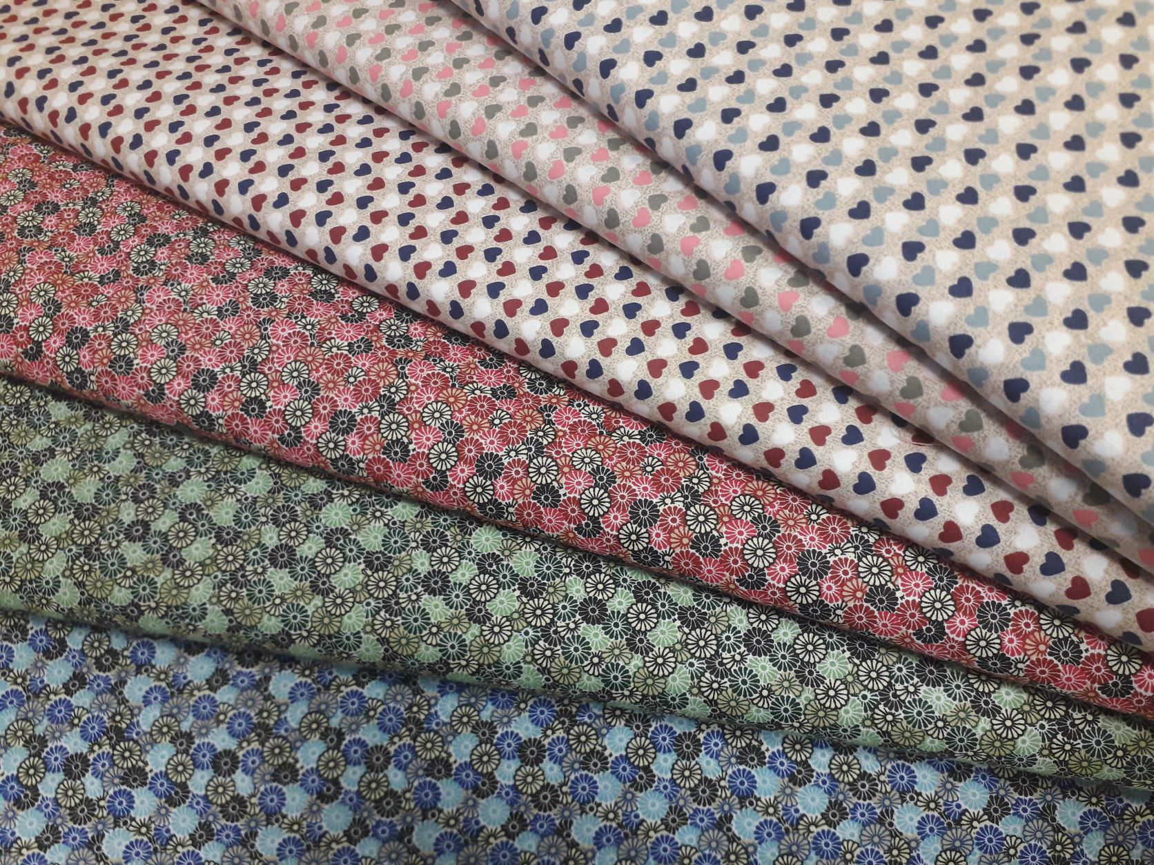 Srdíčka vínovomodrá na béžové - OPĚT SKLADEM