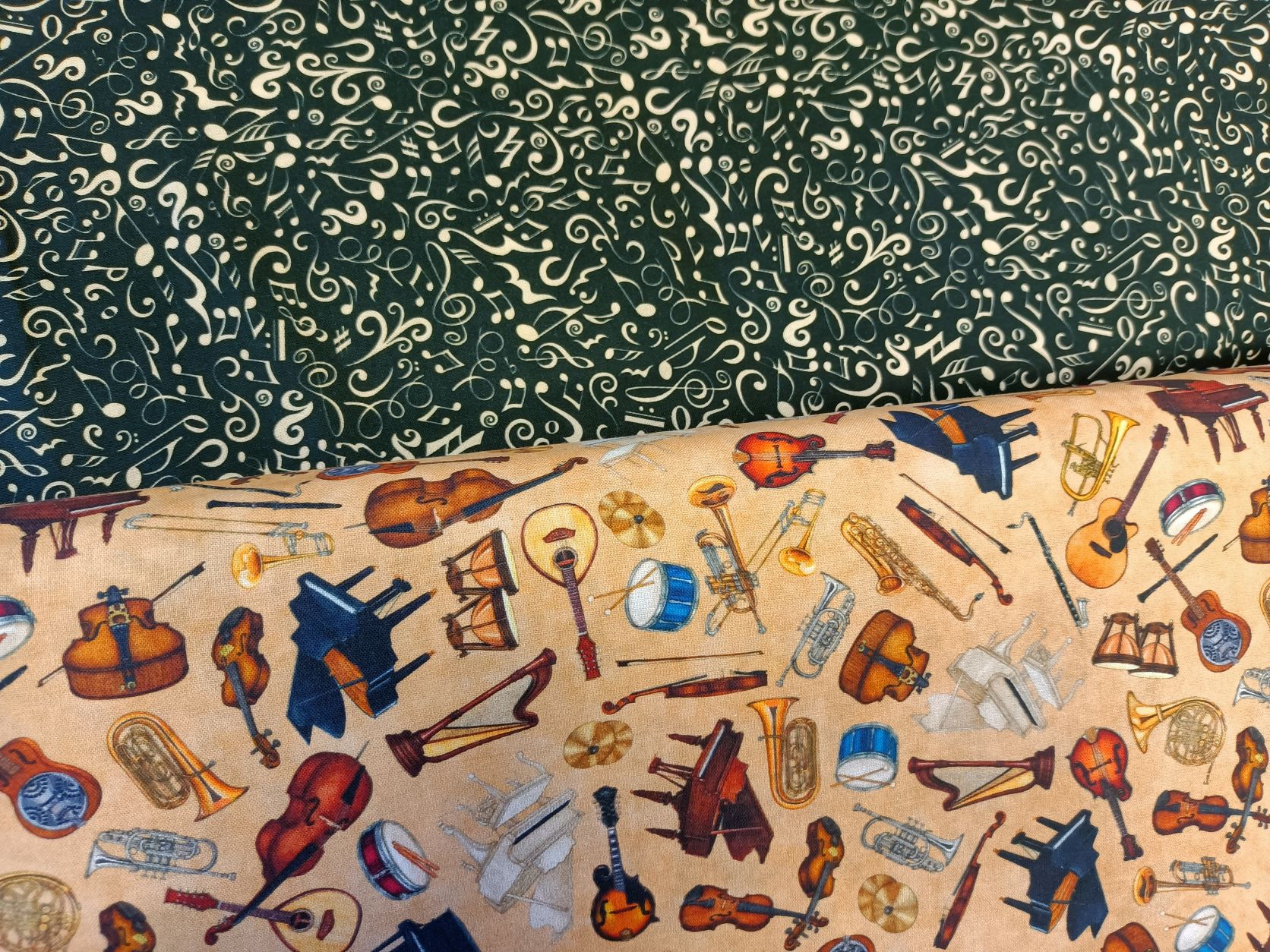 Smetanové noty na černé