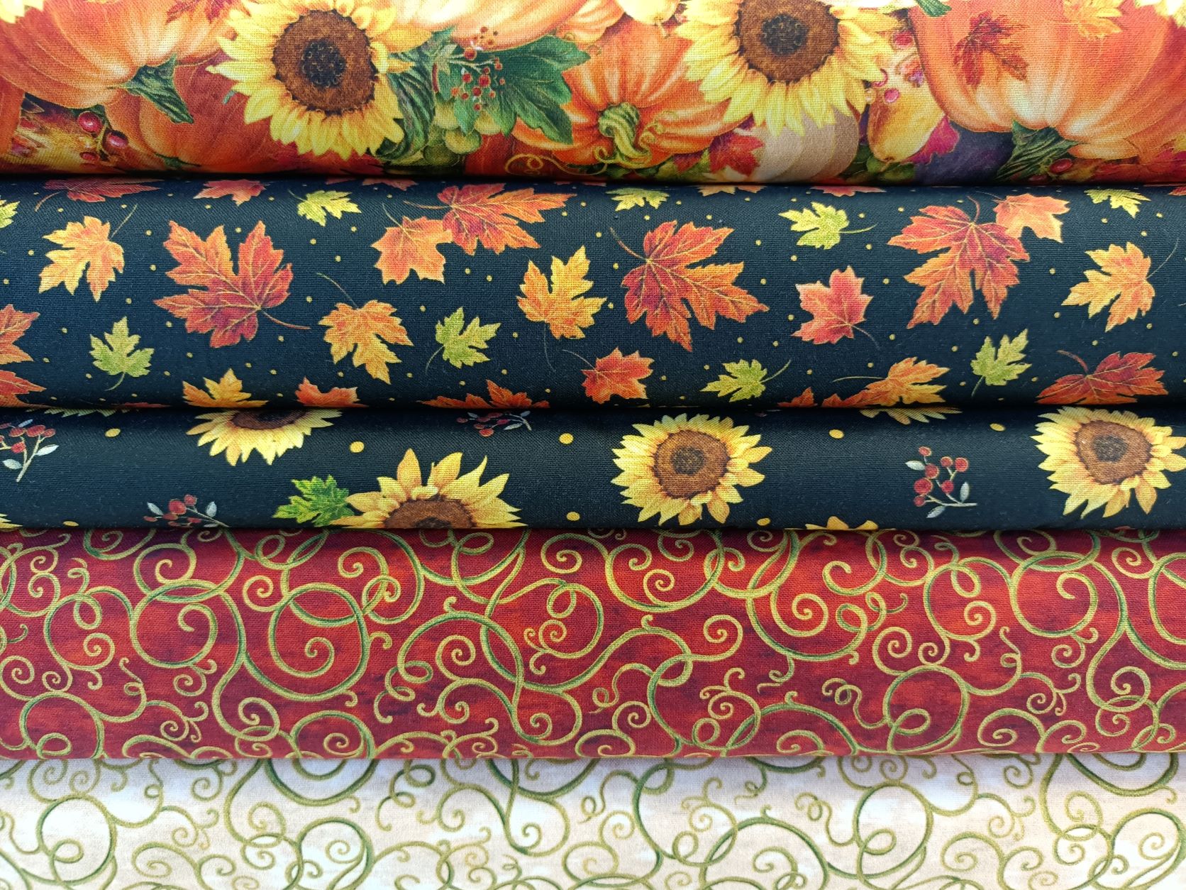 Zelené ornamenty na smetanovobéžové