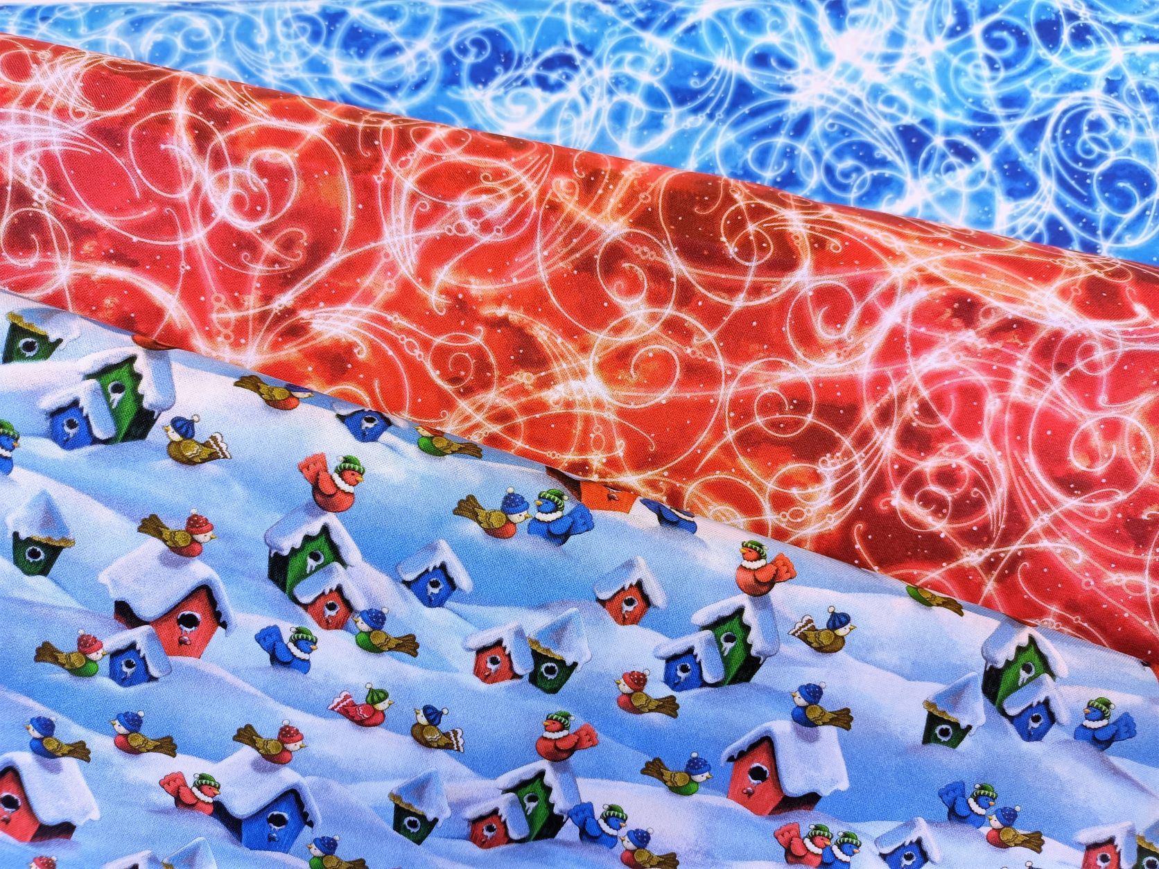 Bílé spirály na červené