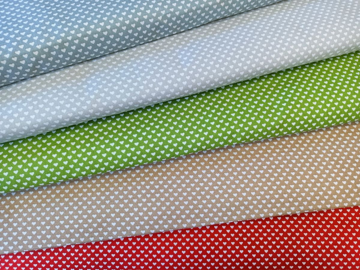 Malá srdíčka na tmavší modré