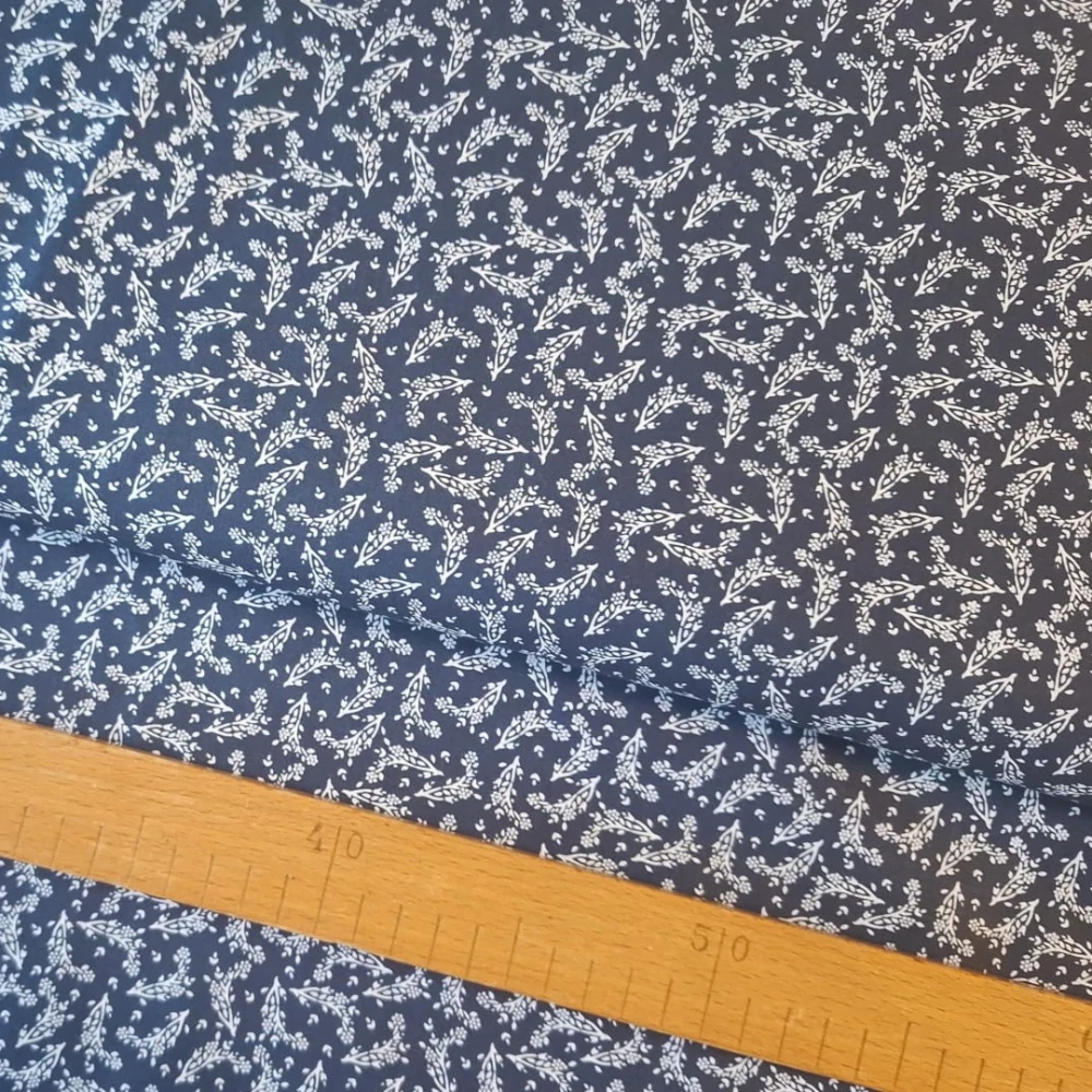Větvičky s květinkami na tmavě modré