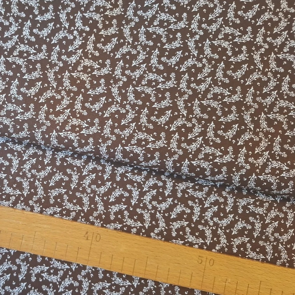 Větvičky s květinkami na hnědé