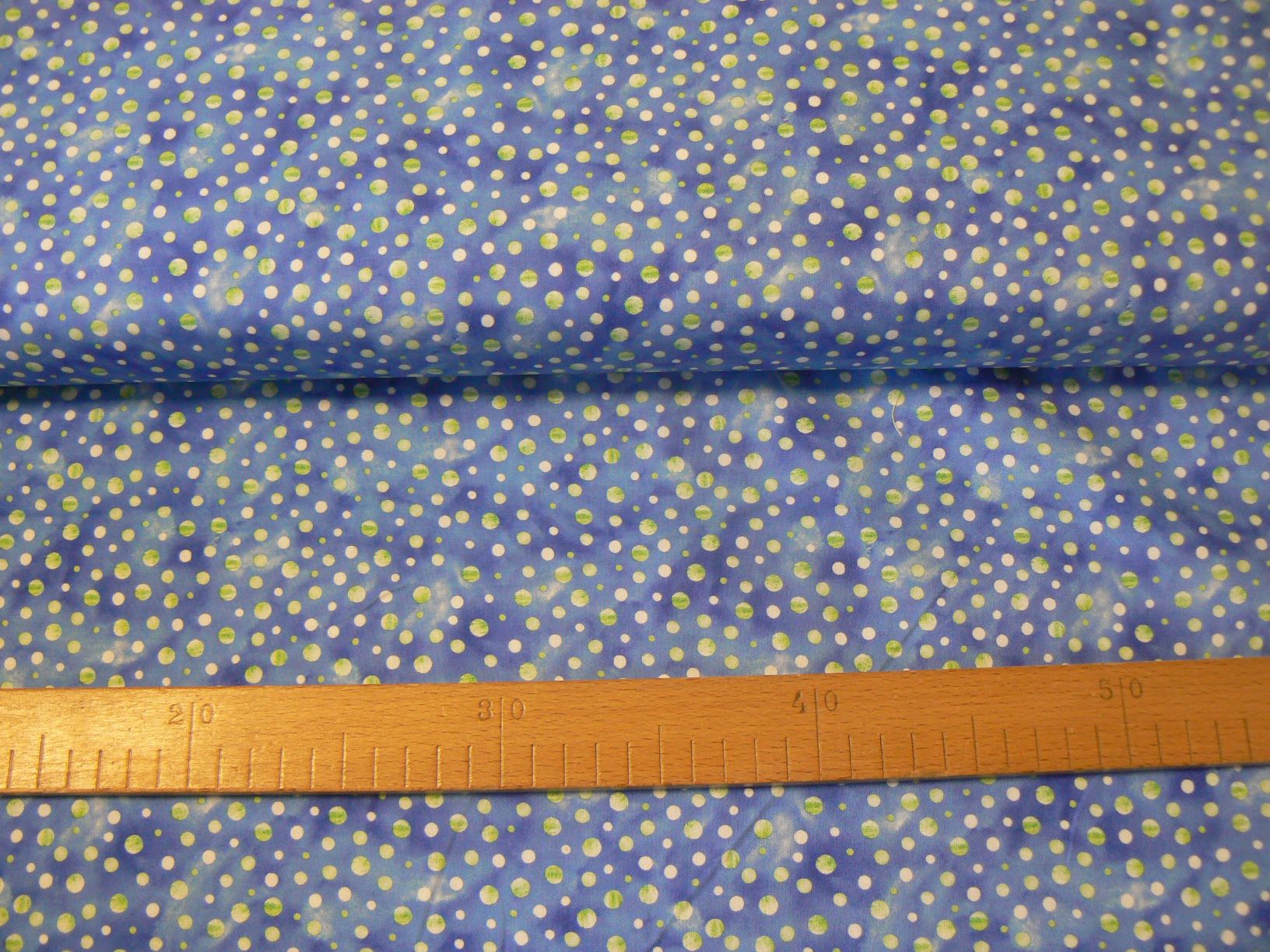 Zelené puntíky na modré