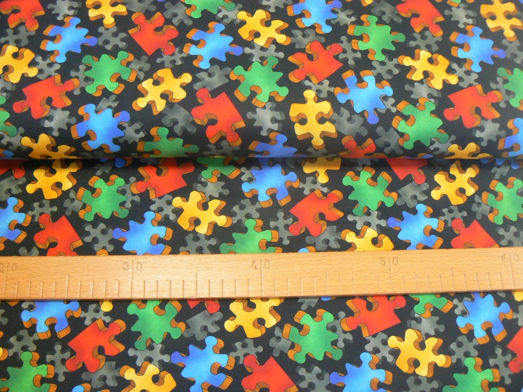 Barevné puzzle na černé