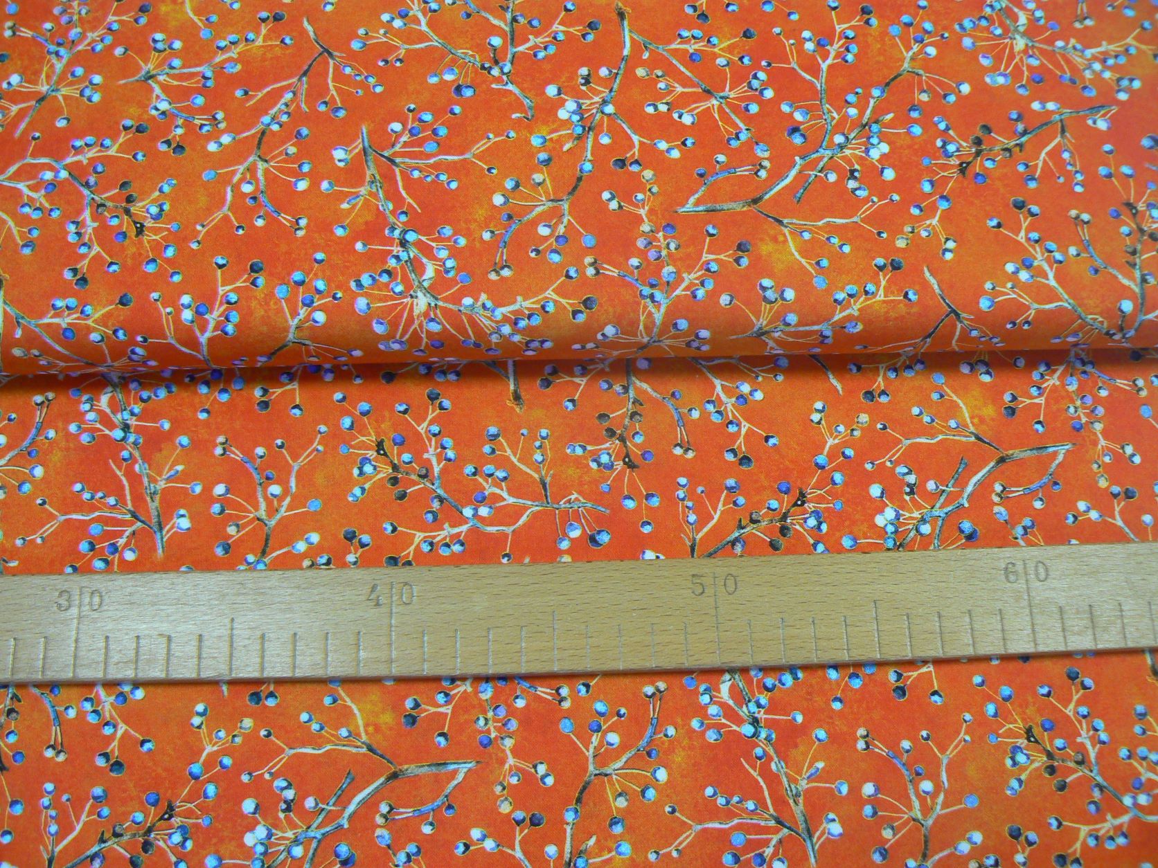 Větvičky na oranžovém mramoru