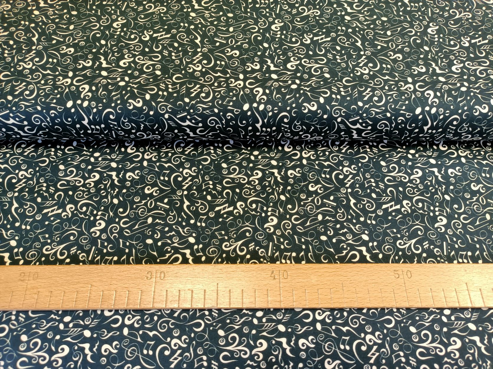 Smetanové noty na černé