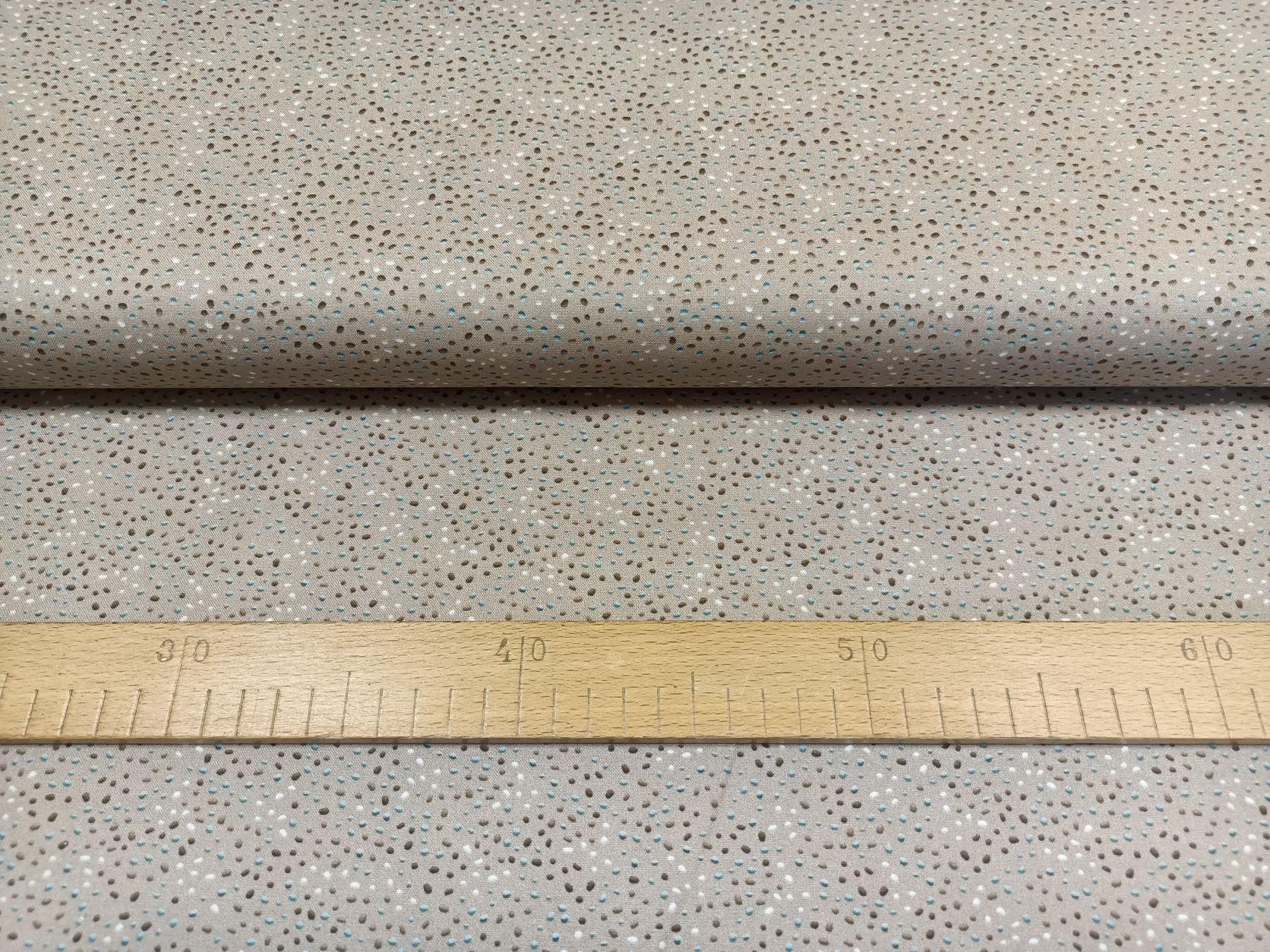 Tyrkysové a hnědé tečky na béžovohnědé