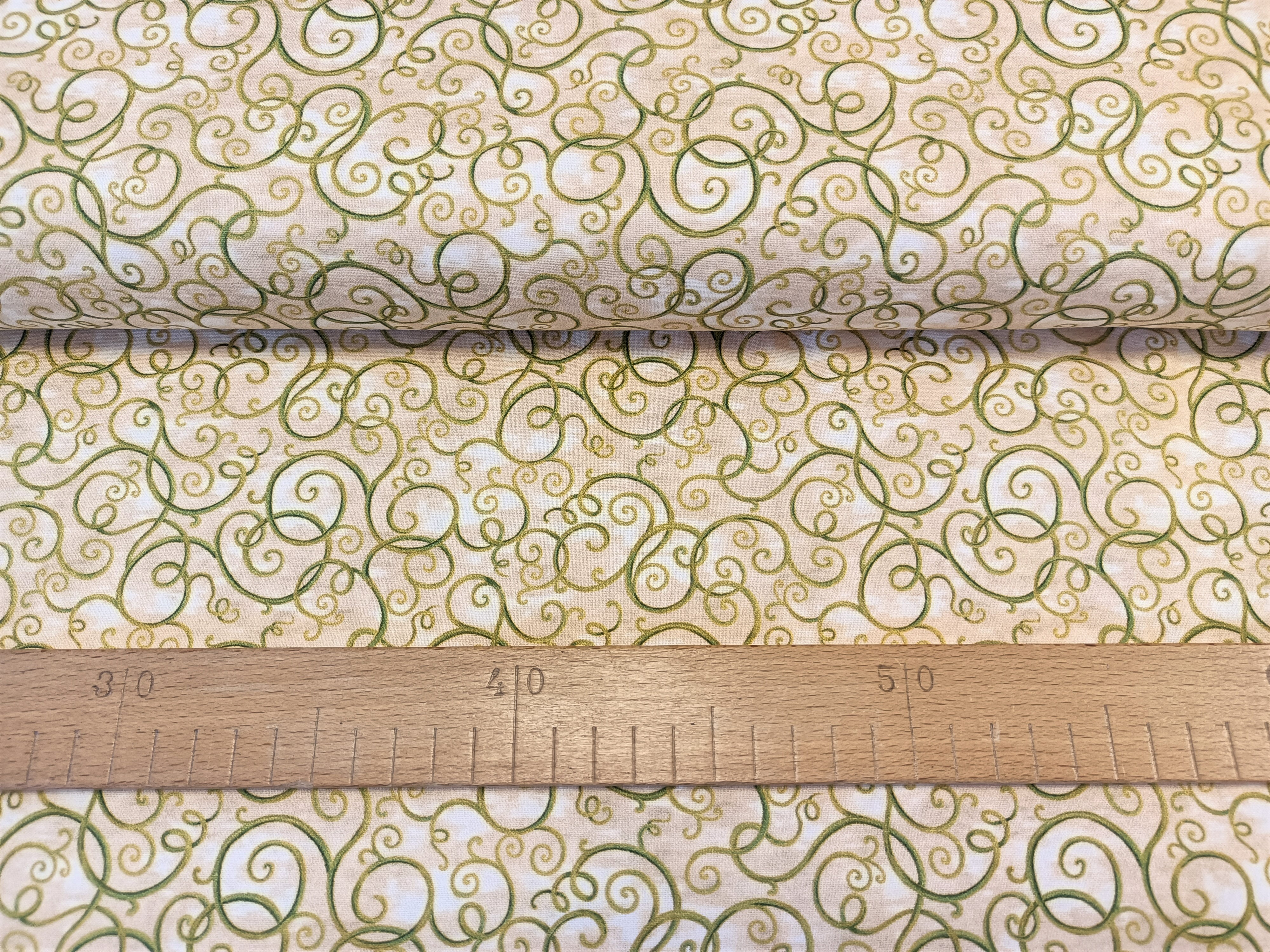 Zelené ornamenty na smetanovobéžové