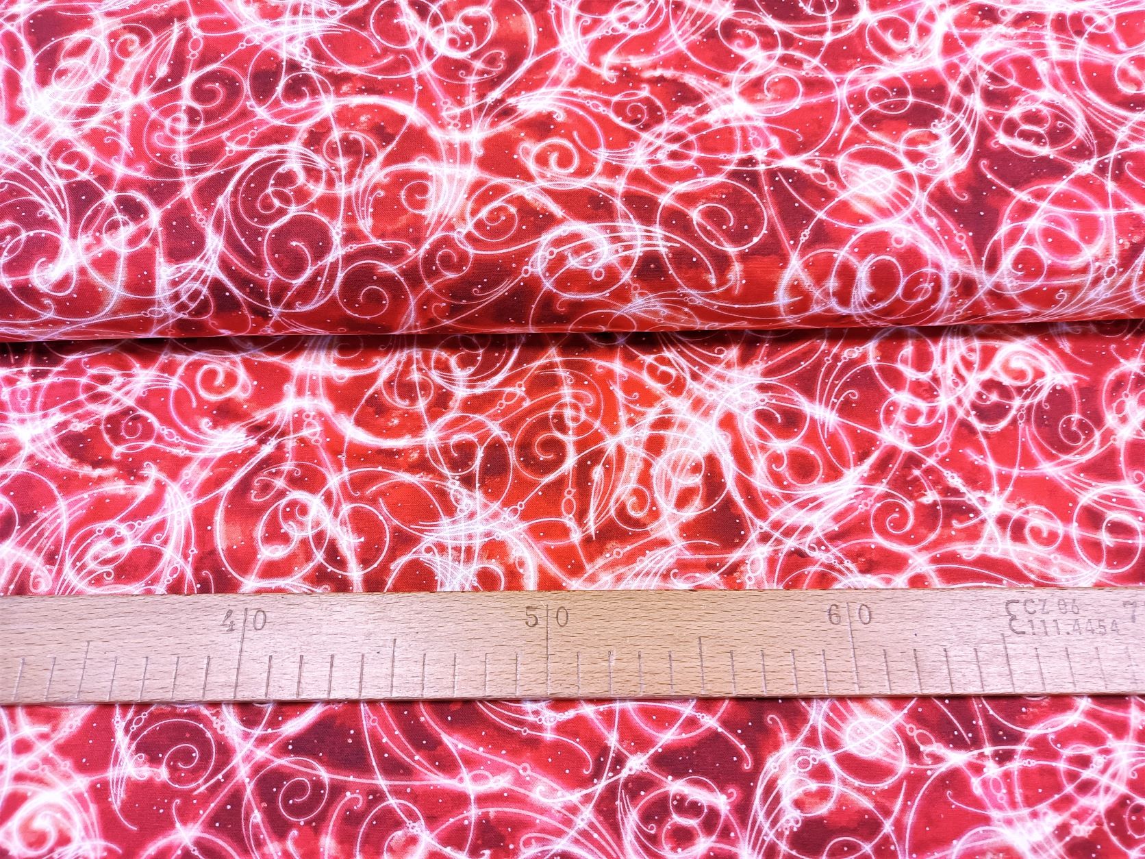 Bílé spirály na červené