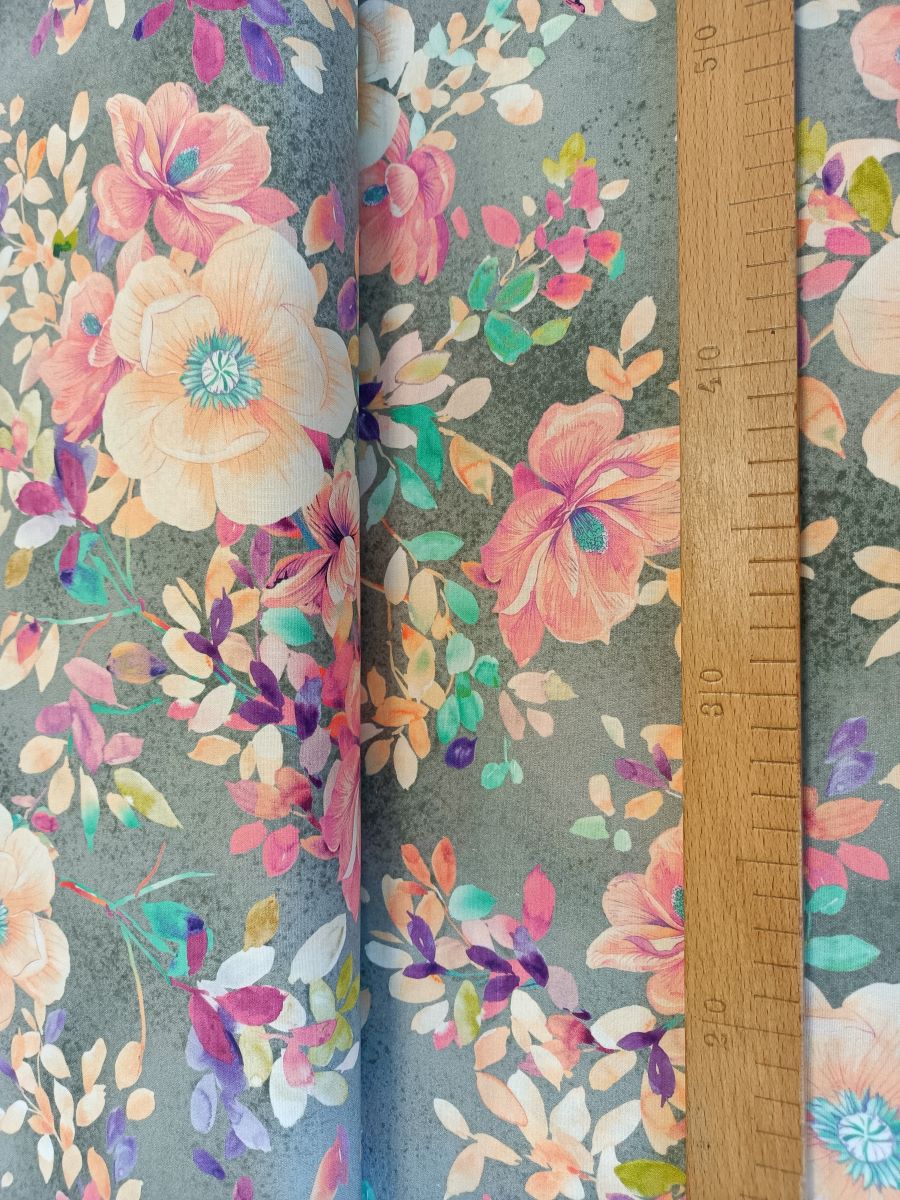 Pastelové květy na šedém mramoru