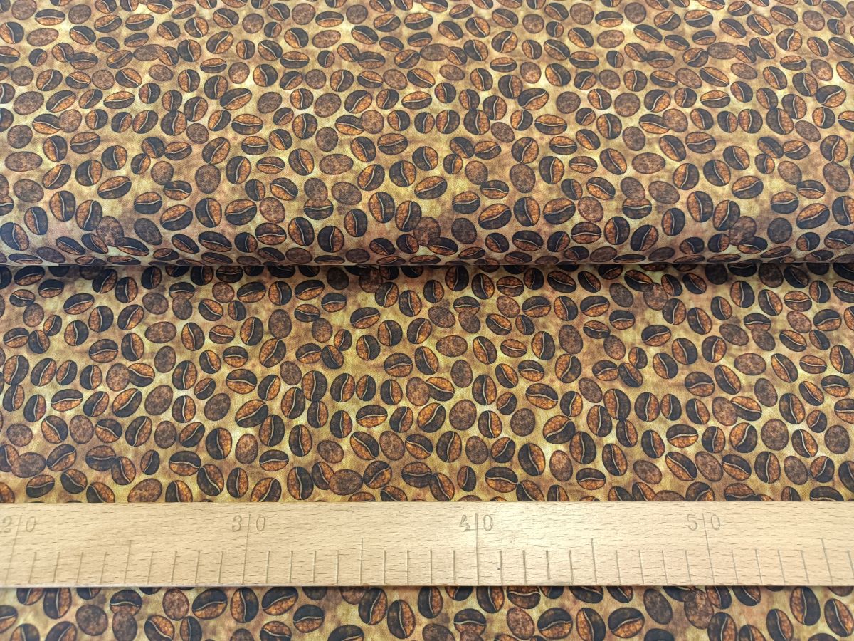 Kávová zrna na světle hnědé