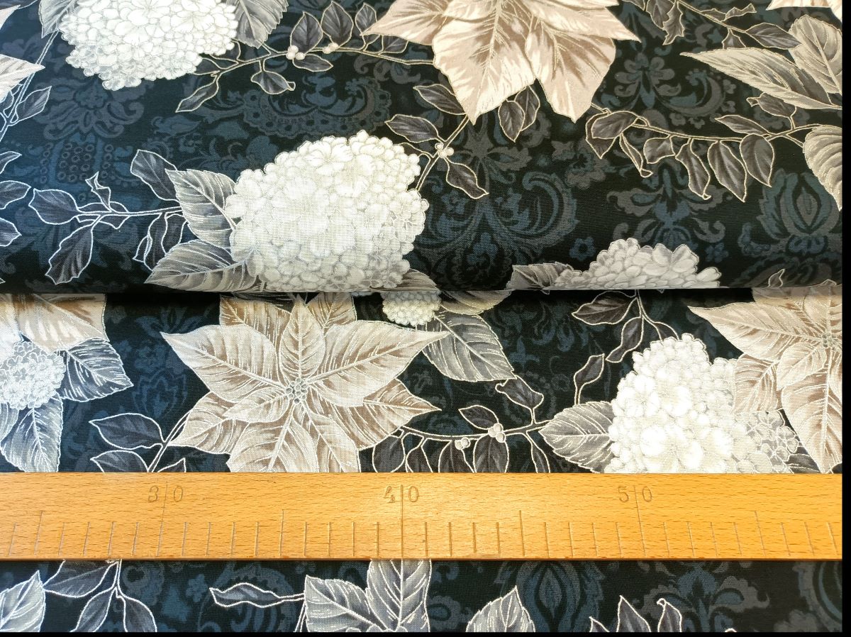 Vánoční hvězda stříbrnobéžová na tmavých ornamentech