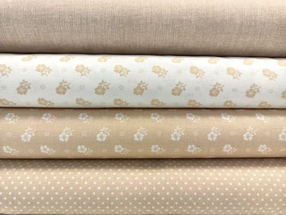 Bílá květinka na béžové