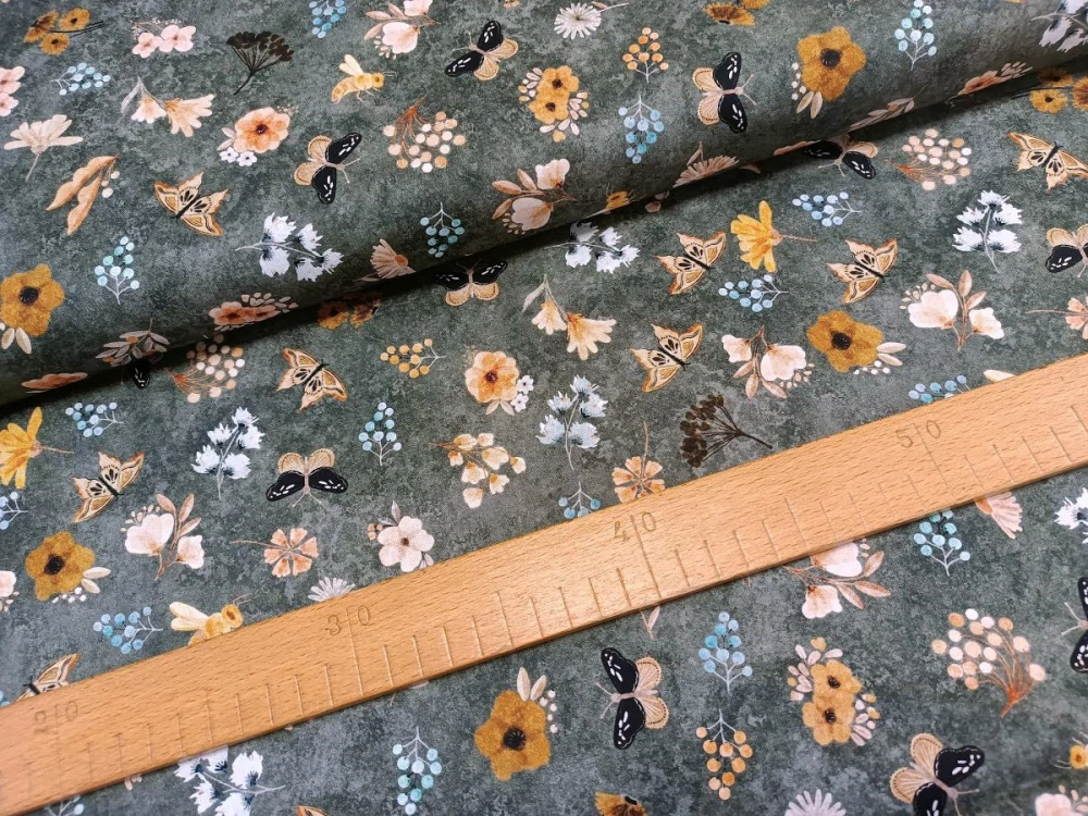 Květinky a motýli na tmavším šedém mramoru