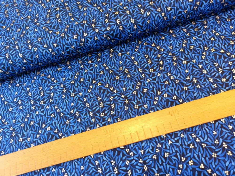 Jmelí modrostříbrné na tmavé