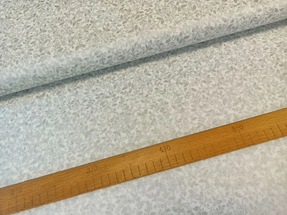 Stříbrná cesmína na bílé