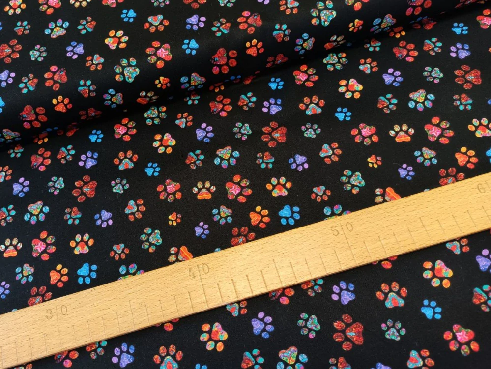 Barevné tlapky na černé