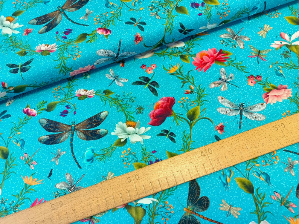 Větší květy s vážkami na tyrkysové