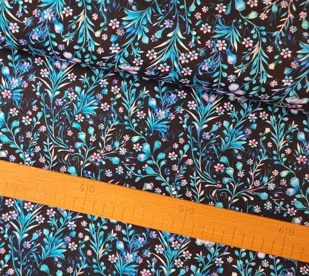 Tyrkysovo-fialové květinky na černé