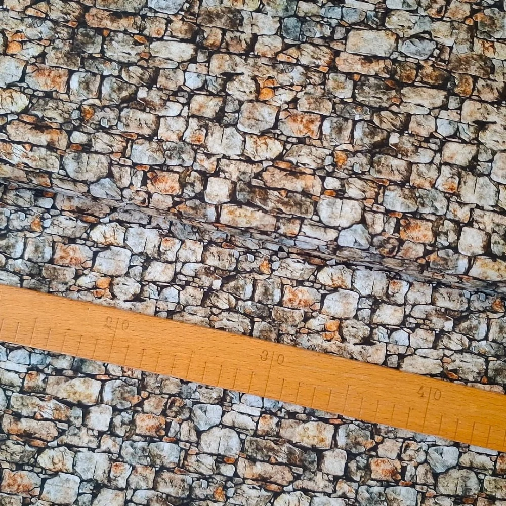 Šedobéžová kamenná zeď