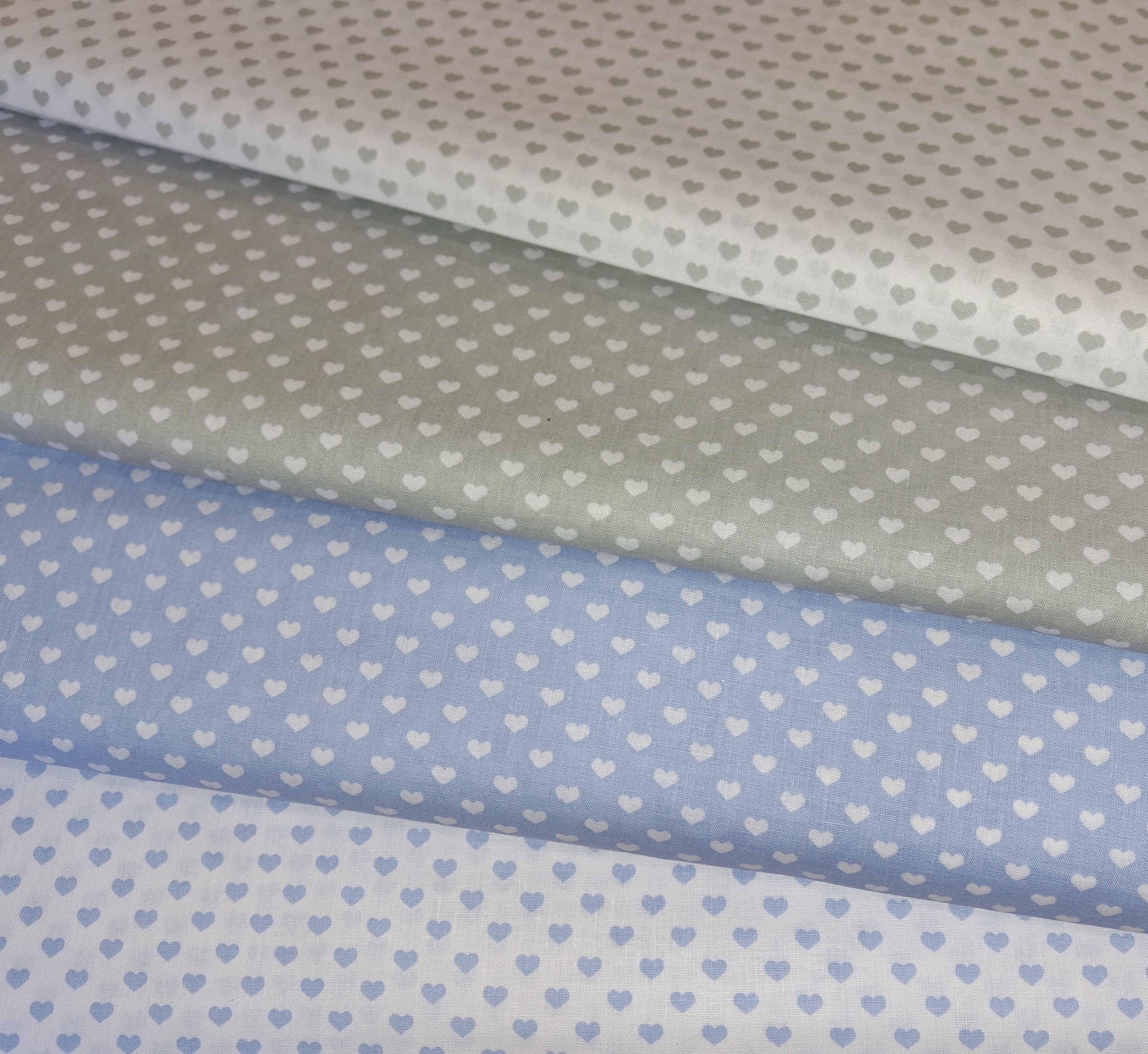 Bílá srdíčka na modré