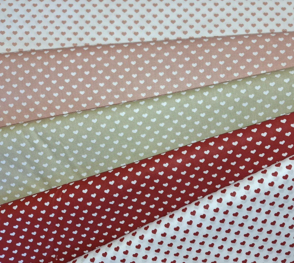 Bílá srdíčka na starorůžové