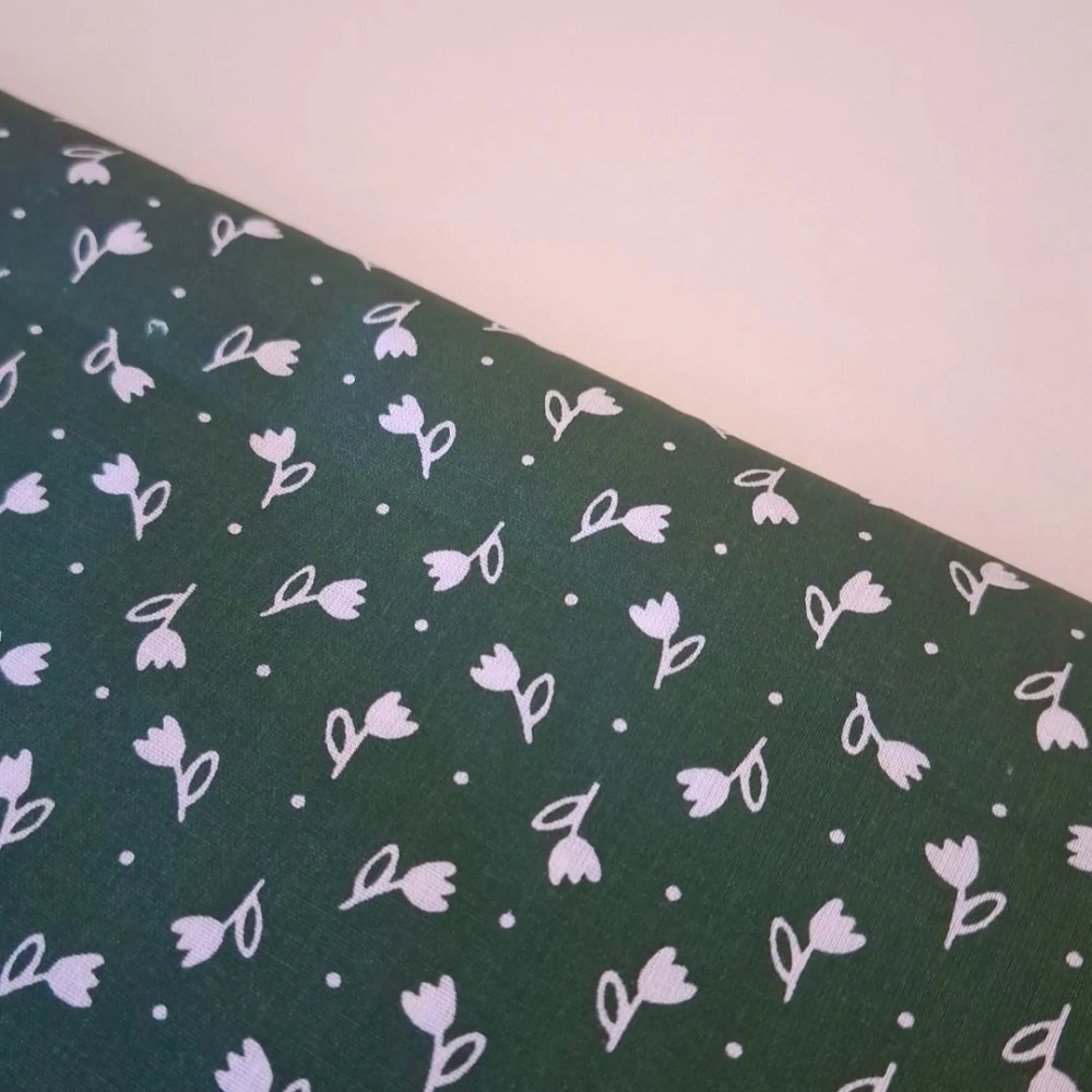 Tulipánky bílé na tmavě zelené