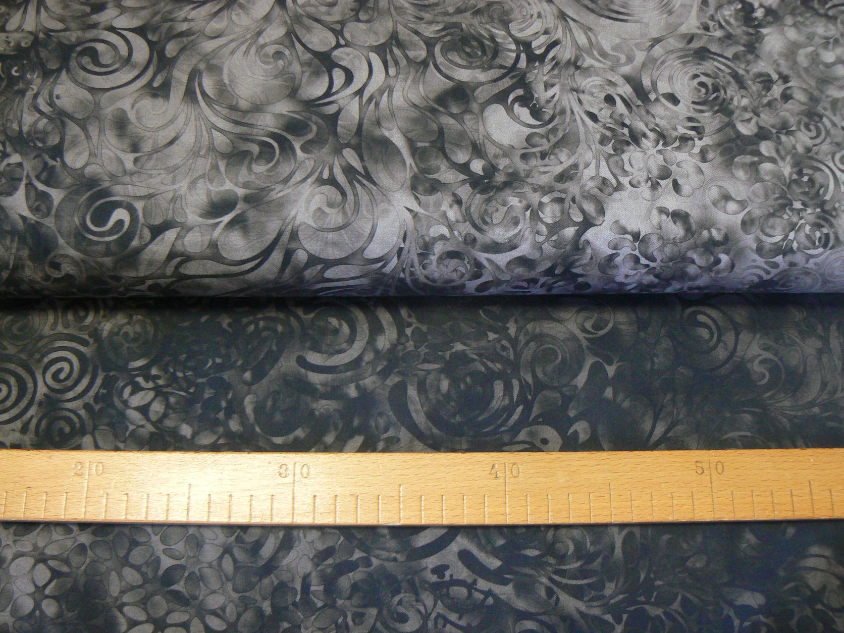 Květová batika tmavě šedá