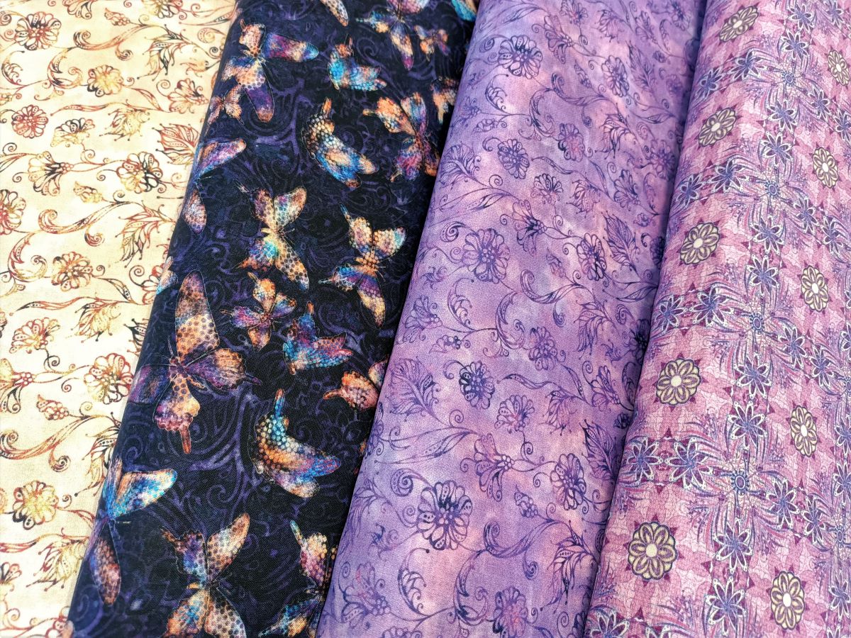 Květiny na fialové batice