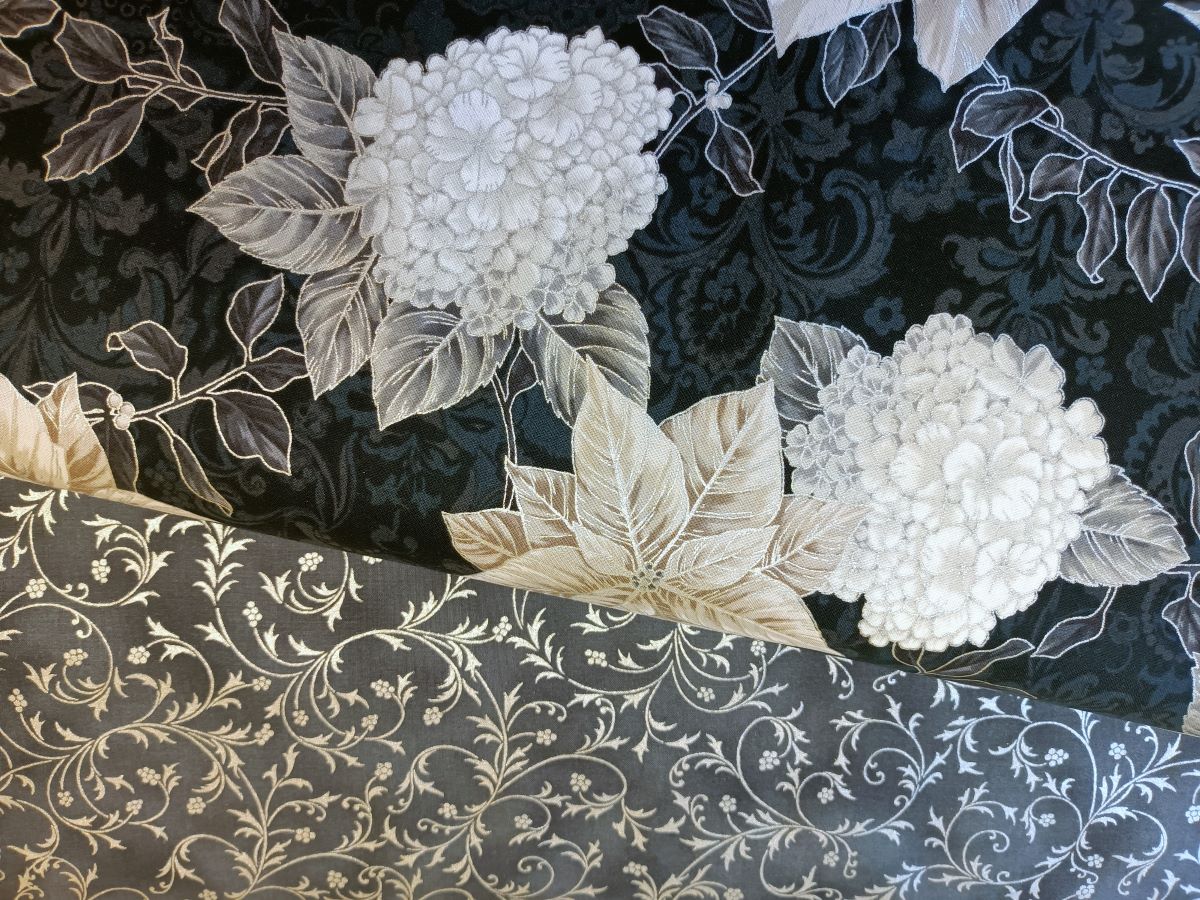 Vánoční hvězda stříbrnobéžová na tmavých ornamentech