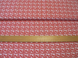 Bílé květinky na červené