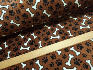 Flanelfleece - Tlapky a kosti na hnědě