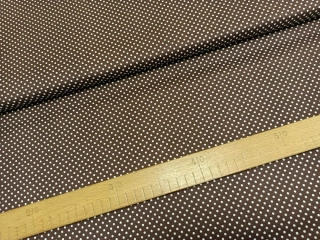 Puntíčky na tmavší hnědé