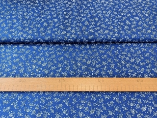 Bílé drobné růžičky na modré