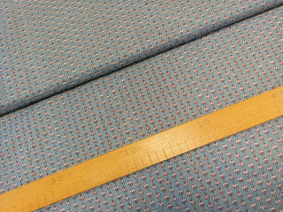 Vínovobílý vzoreček na šedé