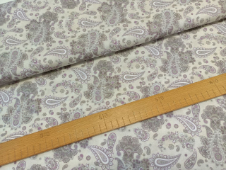 Šedofialkový kašmírový vzor na světle béžové