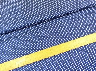 Malá srdíčka na tmavší modré