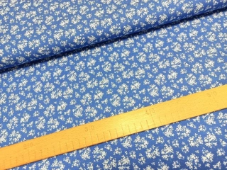 Světlé květinky na modré