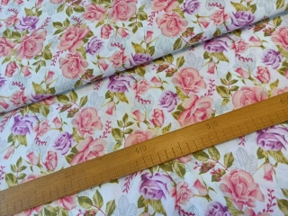 Růže růžovofialkové na bílé