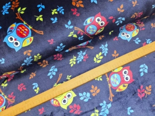 Flanelfleece - Barevné sovy na tmavě modré