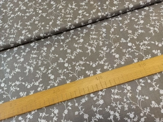 Bílé květinky na tmavší šedé