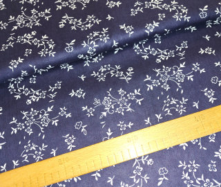 Bílé květinky na temně modré