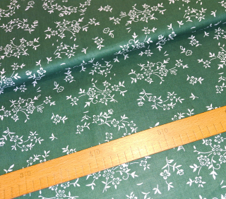 Bílé květinky na tmavě zelené