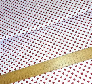 Červená srdíčka na bílé