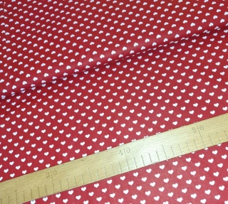 Bílá srdíčka na červené