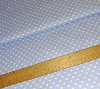 Bílá srdíčka na modré