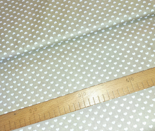 Bílá srdíčka na béžové